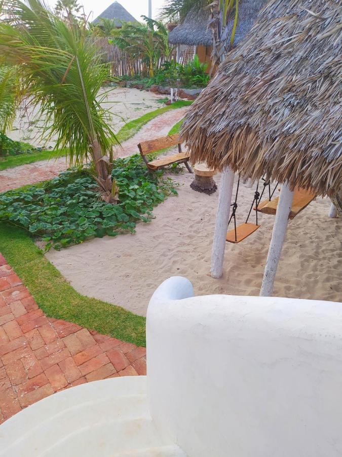 Nomads Village, Macapa Luis Correia Luaran gambar